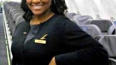 Photo of Flight attendant suspicious of a young girl and elderly man, only to find a 3-word note in the bathroom after take-off