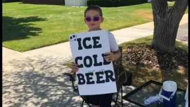 Photo of Police are called on boy selling ‘Ice Cold Beer’ but his clever sign has them chuckling