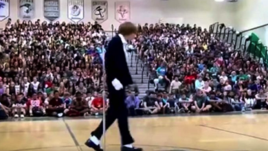 Photo of Mean bullies started laughing when “quiet kid” took the stage, then the music began
